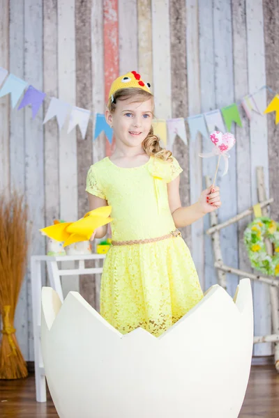 A sárga Húsvét öltöztetős a szép lány — Stock Fotó