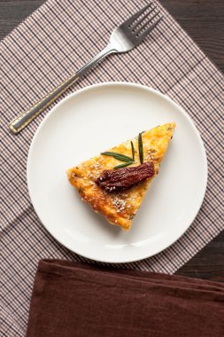 Bir parça kek ıspanak ve balık somon ile