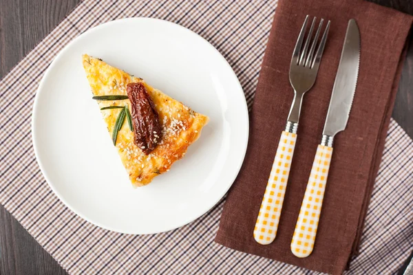 Pedaço de torta com espinafre e salmão de peixe — Fotografia de Stock