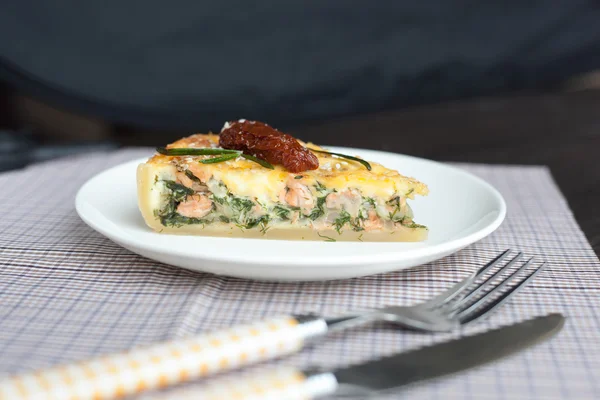 Pedaço de torta com espinafre e salmão de peixe — Fotografia de Stock