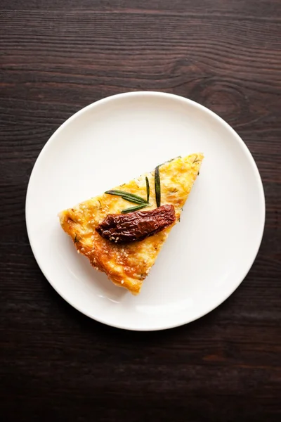 与三文鱼和晒干的番茄乳蛋饼 — 图库照片