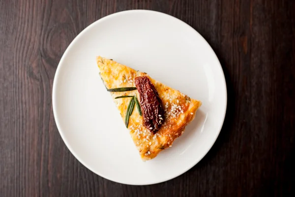 Quiche com salmão e tomates secos ao sol — Fotografia de Stock