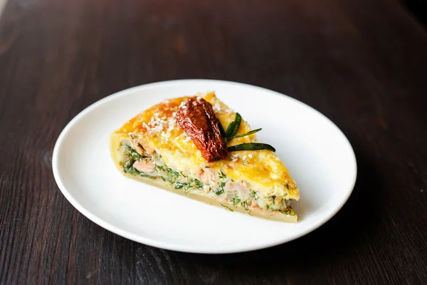 Quiche with salmon and sun-dried tomatoes — Stock Photo, Image