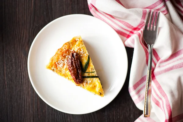 Quiche com salmão e tomates secos ao sol — Fotografia de Stock