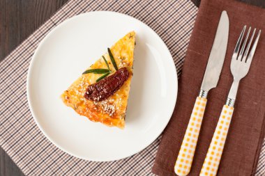 Bir parça kek ıspanak ve balık somon ile