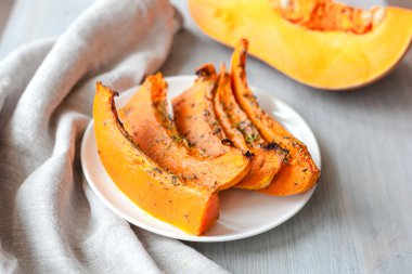 taze pişmiş ve sulu kabak dilimleri