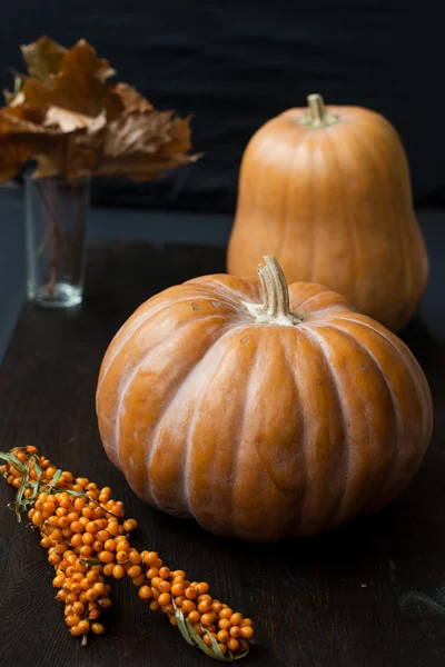 Large pumpkins on a wooden table, decor — Stock Photo, Image