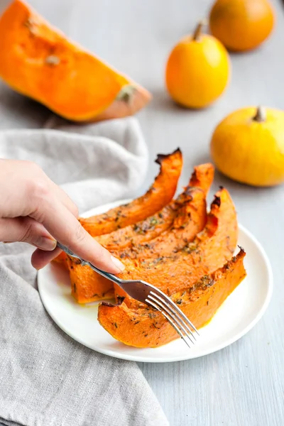 Freshly baked and juicy slices of pumpkin — Stock Photo, Image