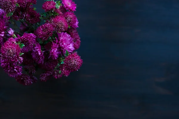 Dahlia Осінній дизайн квітів на дерев'яному фоні — стокове фото