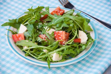 Yunanistan mozzarella, ruccola ve domates salatası