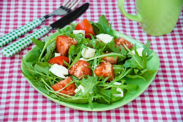 Greece salad with mozzarella, ruccola and tomatoes — Stock Photo, Image