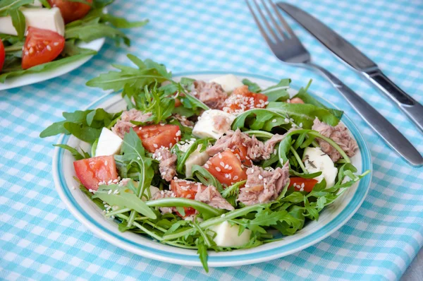 Fresh salad with tomatoes, ruccola and tuna — Stock Photo, Image