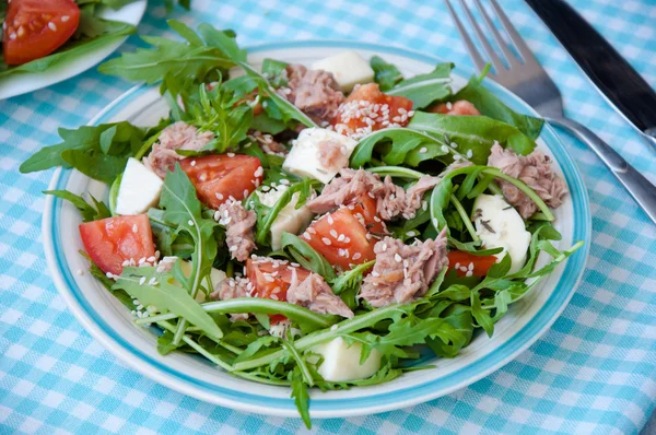 Fresh salad with tomatoes, ruccola and tuna — Stock Photo, Image