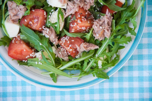 Fresh salad with tomatoes, ruccola and tuna — Stock Photo, Image