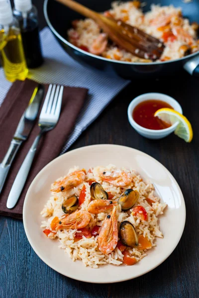 Stir fried rice noodles with prawns and mussels — Stock Photo, Image