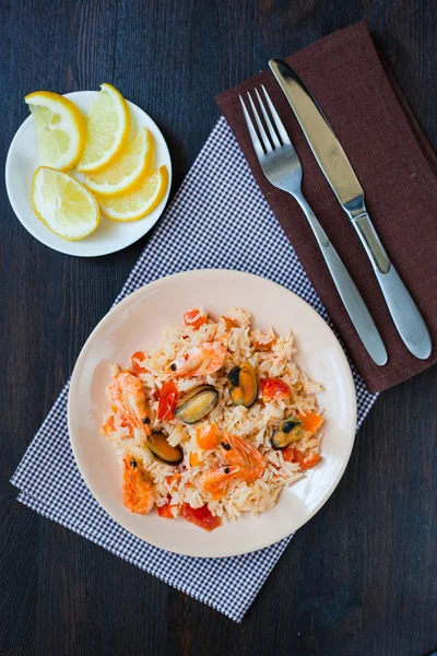 Stir fried rice noodles with prawns and mussels — Stock Photo, Image