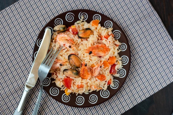 Πιάτο της Ταϊλάνδης, ανακατεύετε-τηγανισμένα ρύζι με γαρίδες και μύδια — Φωτογραφία Αρχείου