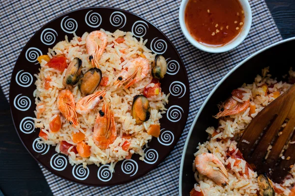 Thailand's dish, stir-fried rice with shrimp and mussel — Stock Photo, Image