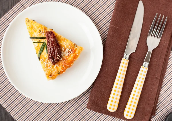 Pedaço de torta com espinafre e salmão de peixe — Fotografia de Stock