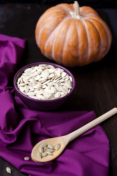 A bowl with toasted pumpkin seeds and pumpkin — Stock Photo, Image