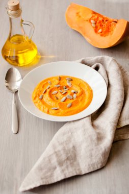 Beyaz bir tabak içinde tohumları ile kabak krem çorba