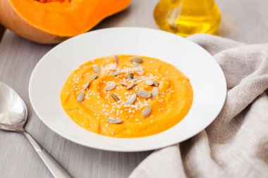 Beyaz bir tabak içinde tohumları ile kabak krem çorba