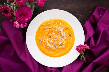 Tohumları bir plaka ile kabak krem çorba