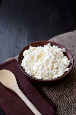 Ahşap masa üzerinde lezzetli ev yapımı peynir 