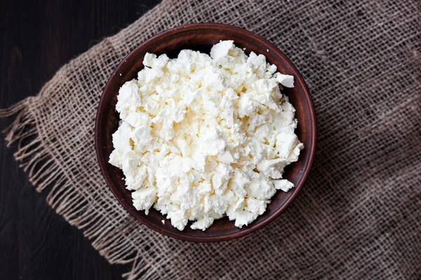 Delicioso queijo caseiro na mesa de madeira — Fotografia de Stock