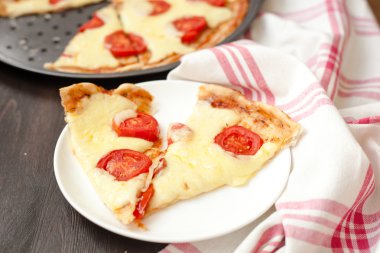 Mozzarella peyniri ve domates, İtalyan pizza Margarita