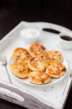 Kahve ile lezzetli ev yapımı peynir gözleme