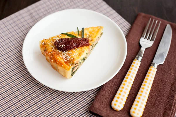 Pedaço de torta com espinafre e salmão de peixe — Fotografia de Stock