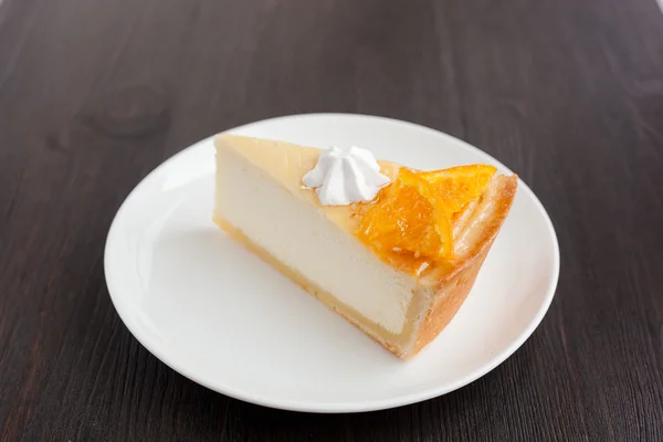 Cheesecake tatlı portakal ve beze dekore edilmiş — Stok fotoğraf