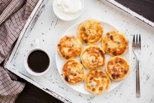 Heerlijke huisgemaakte kaas pannenkoeken met koffie — Stockfoto