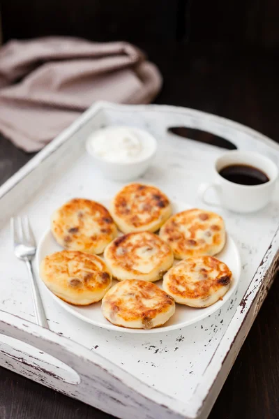 Leckere hausgemachte Käsepfannkuchen mit Kaffee — Stockfoto