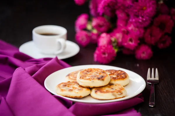 Leckere hausgemachte Käsepfannkuchen mit schwarzem Kaffee — Stockfoto