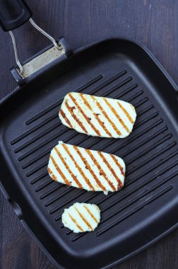 Kızarmış peynirli ızgara tava pişirme