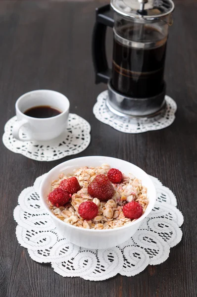 新鮮なイチゴとラズベリーの朝食のための穀物 — ストック写真
