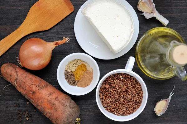 Ingrédients pour la cuisson du sarrasin bouilli au fromage et à la carotte . — Photo