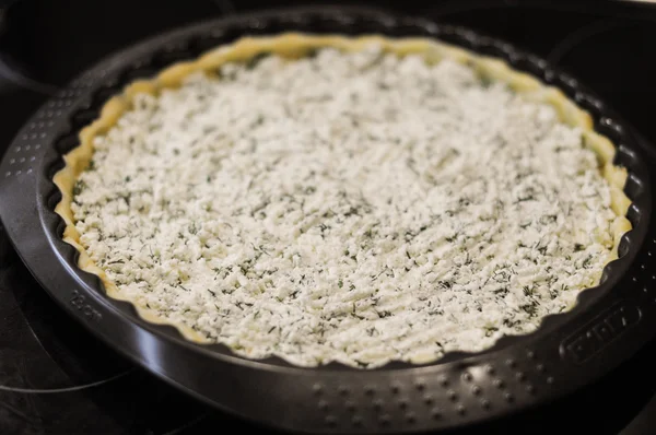 Preparazione della torta con ricotta e feta e prezzemolo — Foto Stock