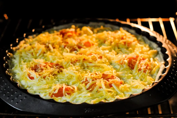 オーブン料理チーズ、フェタチーズ、トマトのパイ — ストック写真