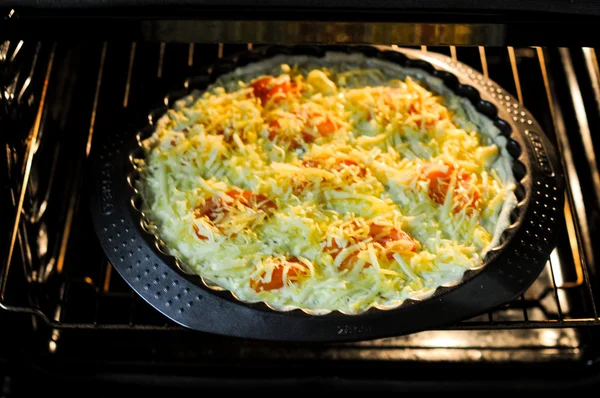 Στο φούρνο μαγειρέματος την πίτα με τυρί και φέτα και ντομάτα — Φωτογραφία Αρχείου