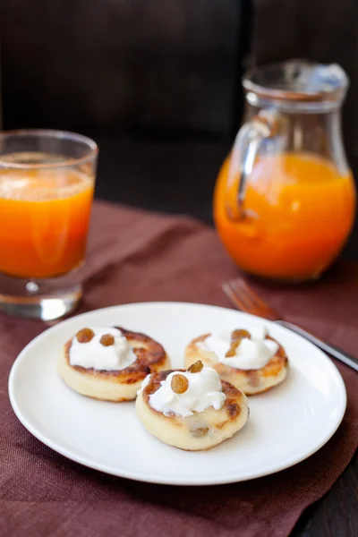 Friss sárgarépalé finom házi sajt palacsinta — Stock Fotó