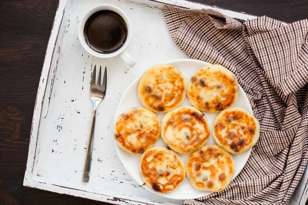 Вкусные домашние блинчики с сыром и кофе — стоковое фото