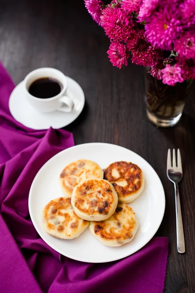 Delicious homemade cheese pancakes with black coffee — Stock Photo, Image