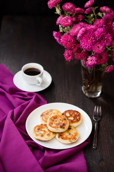 Deliciosas panquecas de queijo caseiro com café preto — Fotografia de Stock