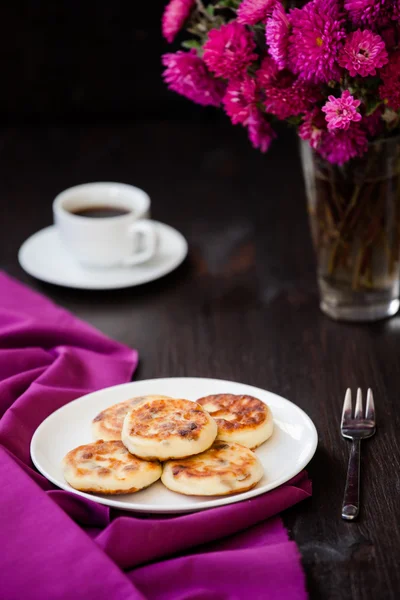 Delicious homemade cheese pancakes with black coffee — Stock Photo, Image