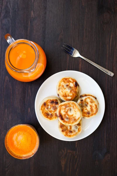 Вкусные блинчики с сыром и свежим морковным соком — стоковое фото