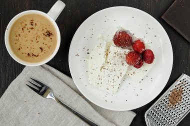 Süzme peynir ile taze meyveleri ve mola için sütlü kahve