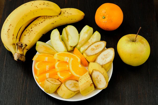 Salada de fruta orgânica fresca em um prato — Fotografia de Stock